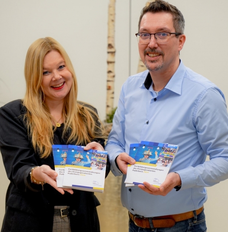 Jessica Nolte und Carlos Tomé beantworten sämtliche Fragen rund um das neue Fortbildungsprogramm © Kreis Paderborn